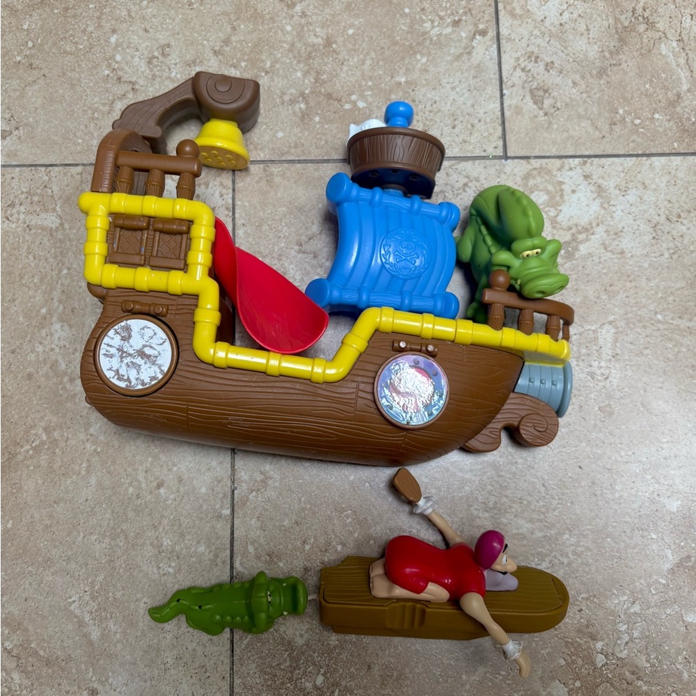 Jake and the Neverland pirate bath ship with croc and capt hook swimming toys